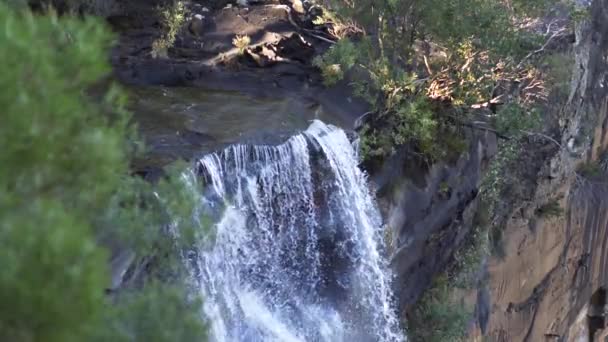 オーストラリアの滝の端を流れる水 スローモーション — ストック動画