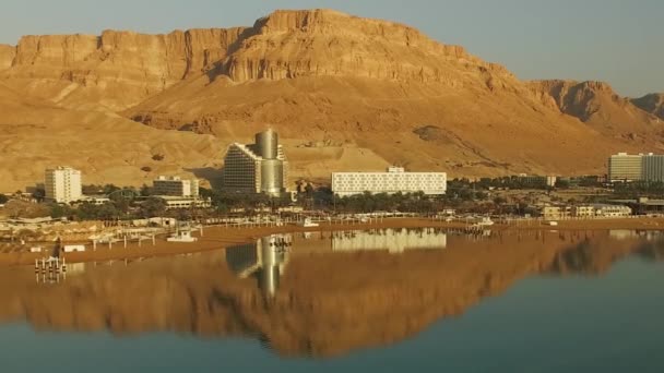 Beach Resort Reflected Dead Sea Huge Mountain Desert — Stock video