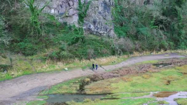 Flygfoto Två Personer Som Vandrar Längs Stig Landsbygden — Stockvideo