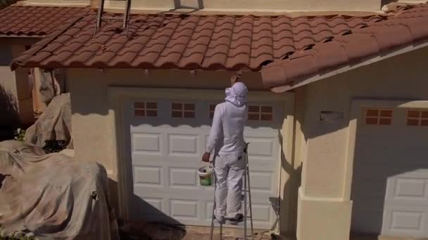 Aerial Drone Shot Person Working Painting Exterior House Suburbs Los — Vídeo de stock