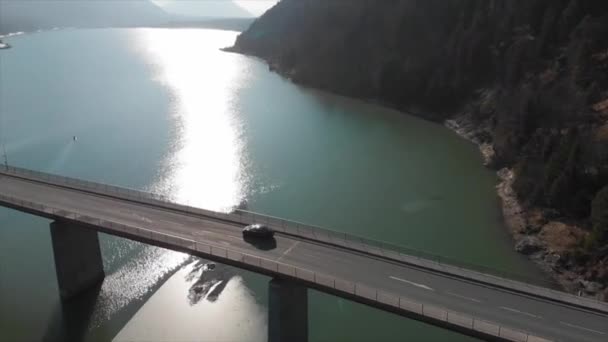 德国慕尼黑Silvensteinsee大桥 无人机摄影与Dji Mavic Air跟随汽车的电影氛围 2019年4月制造 桥的一侧装有冰 — 图库视频影像