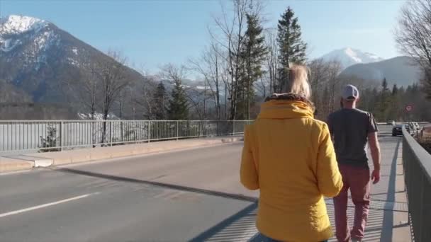 Silvensteinseeミュンヘンドイツの橋 Dji Mavic Airでドローン撮影映画的な雰囲気のために車を追いかけます 2019年4月に作られた橋の片側に氷が含まれています — ストック動画