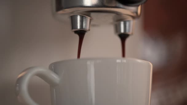 制作浓缩咖啡的特写镜头 倒入慢动作的杯子中 — 图库视频影像