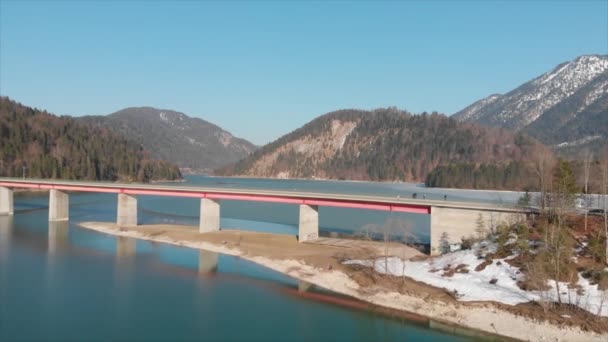德国慕尼黑Silvensteinsee大桥 无人机摄影与Dji Mavic Air跟随汽车的电影氛围 2019年4月制造 桥的一侧装有冰 — 图库视频影像