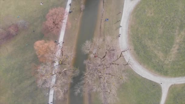 慕尼黑英式花园的瀑布上有一架无人驾驶的Dji Mavic Air 在2019年4月采取的自然放松和平滑的措施 — 图库视频影像