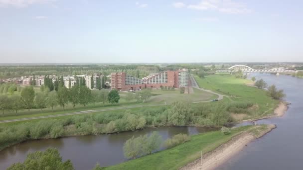 Luftaufnahme Der Vorstadt Der Nähe Des Sees Und Flusses Voller — Stockvideo