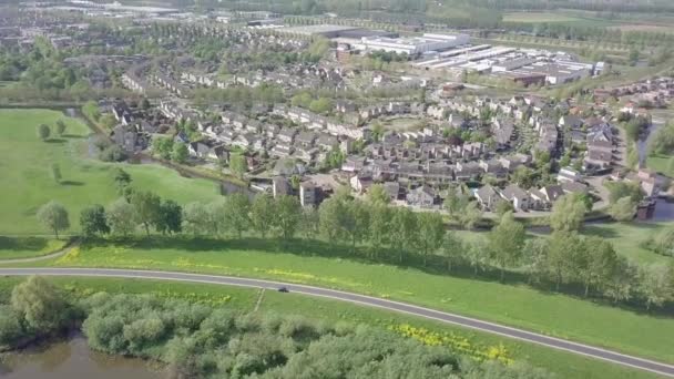 オランダの堤防と家の真上を飛行する空中の景色 — ストック動画