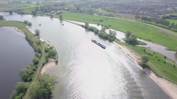 Letecké Záběry Kontejneru Nebo Nákladní Lodi Přecházející Řece Nebo Meuse — Stock video
