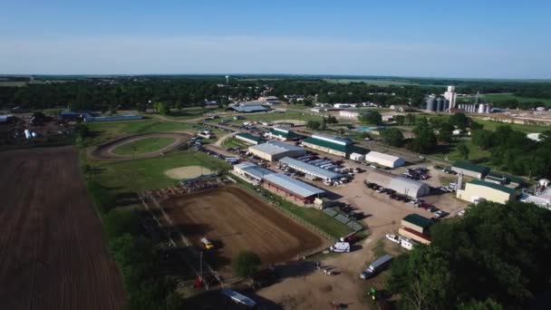 Retrait Aérien Camion Citerne Mouillant Arène Terre Centre Équestre Kansas — Video