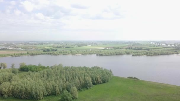 荷兰河流和大森林上空飞行的无人机镜头 — 图库视频影像