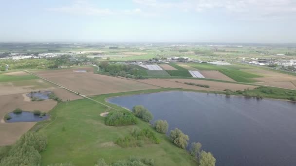 Luftaufnahmen Der Flachen Landschaft Mit Den Feldern Und Einem Großen — Stockvideo