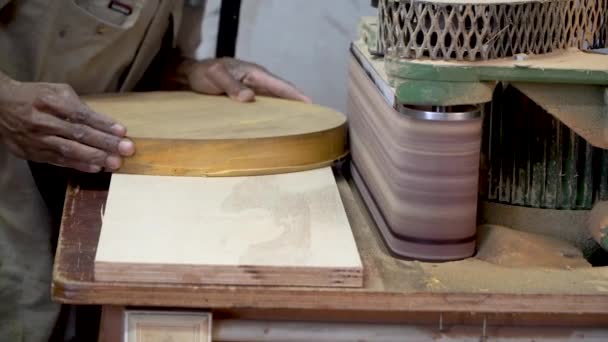 Timmerman Werkt Met Een Bandschuurmachine Houten Meubels Glad Polijsten — Stockvideo