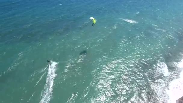 Kite Surfer Dron Materiał Ptaków Oko Widok Żeglarstwo Nad Otwartym — Wideo stockowe
