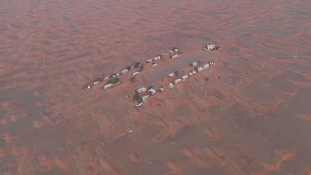 Vista Aérea Pueblo Abandonado Vacío Casas Cubiertas Arena Del Desierto — Vídeos de Stock