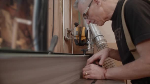 Woodworker Folosind Șlefuitor Centură Industrială Pentru Netezi Piesa Lemn Circular — Videoclip de stoc