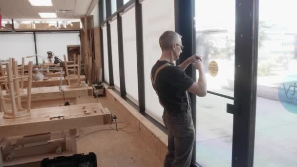 Woodworker Deschide Plimbă Prin Magazinul Lemn — Videoclip de stoc