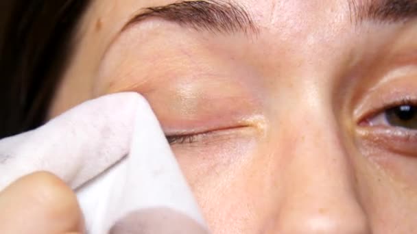 Femme Enlève Maquillage Des Yeux — Video