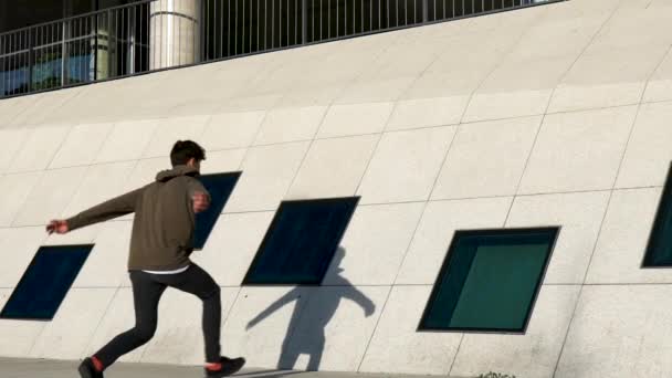 Повільний Рух Молодого Спортсмена Паркура Який Робить Зворотній Бік Стіни — стокове відео