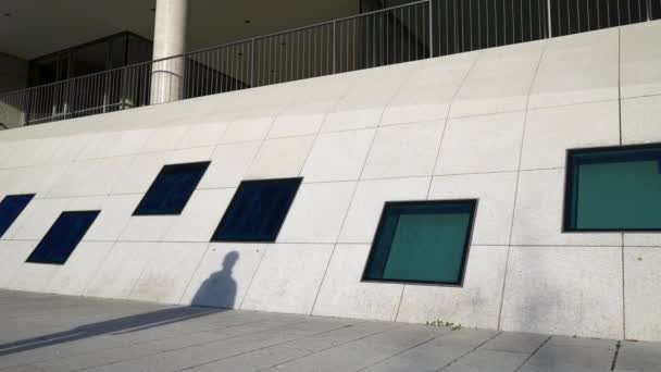 Jovem Atleta Parkour Fazendo Backflip Parede Edifício Moderno — Vídeo de Stock