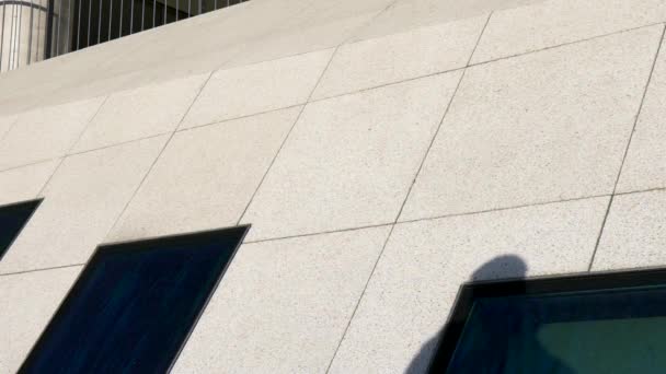 ใกล ฬาพาร คเกอร าแพงหม นบนอาคารเม องในการเคล อนไหวช — วีดีโอสต็อก