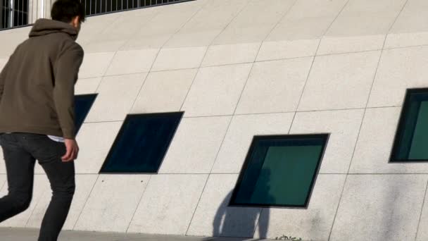 ภาพถ ายการเคล อนไหวช าของน ฬาพาร คเกอร าแพงหม นบนอาคารเม องสม ยใหม — วีดีโอสต็อก