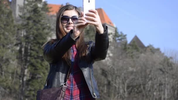 Υπέροχη Νεαρή Γυναίκα Καστανά Μαλλιά Κάνει Selfie Εικόνες Ένα Δημόσιο — Αρχείο Βίντεο