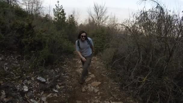 Egy Férfi Sétál Kamera Felé Egy Hegyi Úton Erdőben — Stock videók