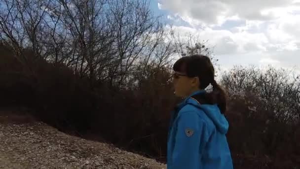 Chica Caminando Una Montaña Durante Otoño Vista Desde Costado — Vídeos de Stock