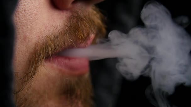 Macho Exhala Vapor Cámara Lenta — Vídeo de stock