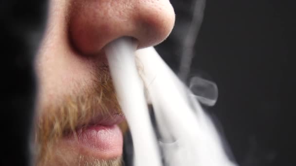 Mann Atmet Dampf Durch Nase Aus — Stockvideo