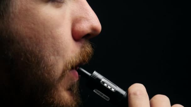 Man Ademt Rook Uit Uit Zijn Vape Pen — Stockvideo