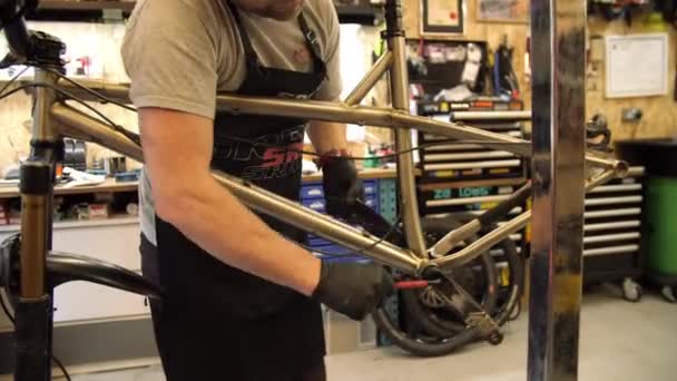 Taller Bicicleta Montaña Interior Profesional Mecánico Masculino Desenrosca Perno Manivela — Vídeo de stock