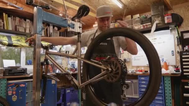 Mountainbike Werkstatt Innenraum Professionelle Männliche Mechaniker Überprüfen Die Hinterradbremse Mountainbike — Stockvideo