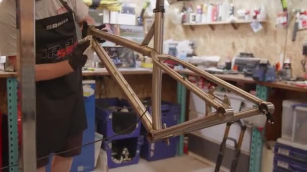 Taller Bicicleta Montaña Hombre Mecánico Profesional Manteniendo Bicicleta Soporte Bicicleta — Vídeos de Stock