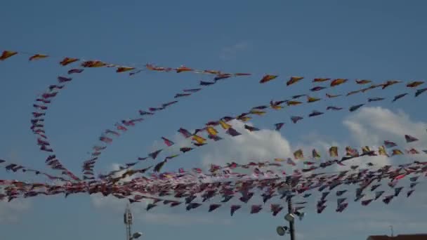 Σχοινιά Πανό Μικρές Σημαίες Γαλάζιο Ουρανό — Αρχείο Βίντεο