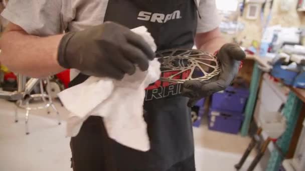 Taller Bicicleta Montaña Hombre Mecánico Profesional Limpiando Freno Disco Cámara — Vídeos de Stock