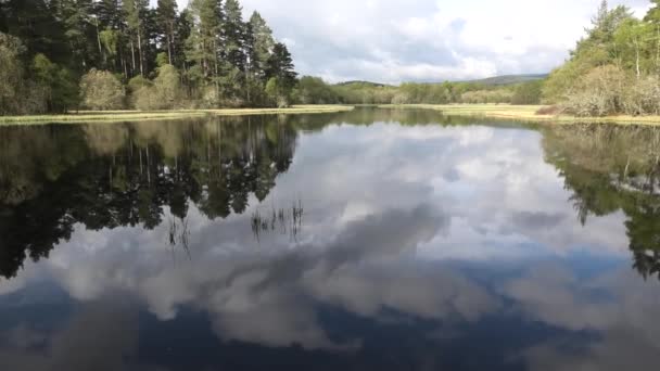 Loch Kinord Uma Bela Manhã Primavera Com Reflexos Nuvens — Vídeo de Stock