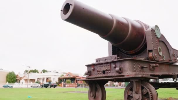 公園で錆びたまま街を守る古い歴史的な大砲 — ストック動画