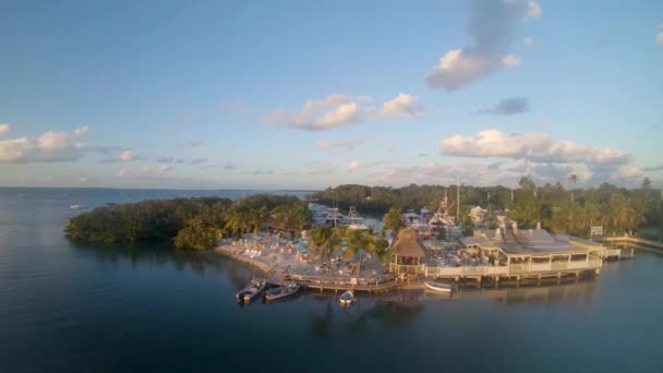 Ordbit Imágenes Aéreas Restaurante Durante Una Hermosa Puesta Sol Isla — Vídeo de stock