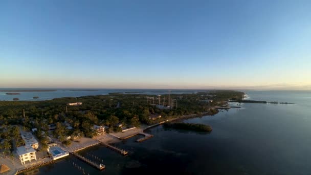 Luftaufnahme Einem Sonnigen Tag Der Ferienortküste Von Islamorada Florida Keys — Stockvideo