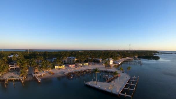 Luchtbeelden Van Kustlijn Langs Islamorada Een Resort Laten Zien Tijdens — Stockvideo