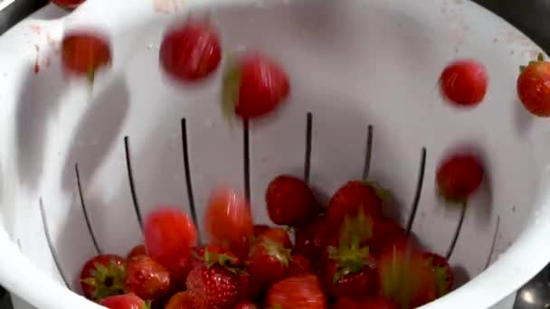 Langzame Beweging Natte Aardbeien Tuimelen Een Witte Vergiet Stuiteren — Stockvideo