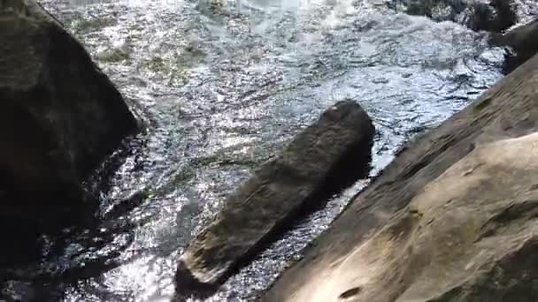 Замедленное Видео Воды Протекающей Через Каменный Ручей Цветочной Горе Техаса — стоковое видео