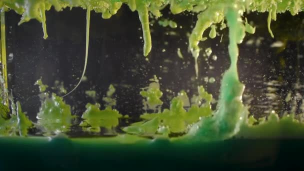 Gotas Aceite Color Creando Paisaje Alienígena Con Tornado Formando Desgarrando — Vídeo de stock
