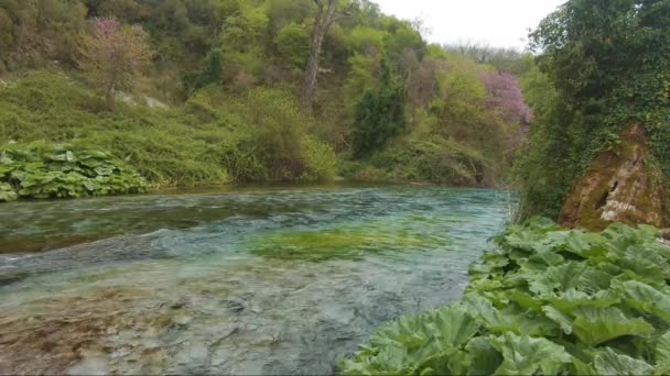 アルバニアのサランデ近くの青い目の青い水 映画の場所 — ストック動画