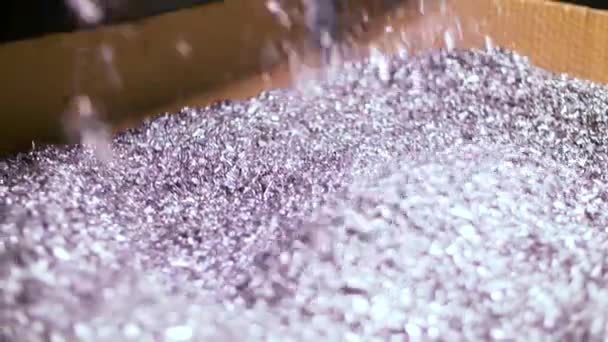 Piezas Metal Que Caen Una Caja Máquina Procesamiento Reciclaje — Vídeos de Stock
