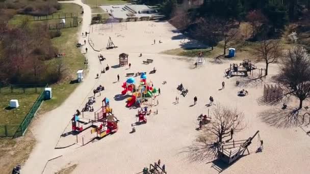 操场空中射击 孩子们在玩波兰格但斯克罗纳德 里根公园的公共游乐场 简单的飞行射击 2019年春 — 图库视频影像
