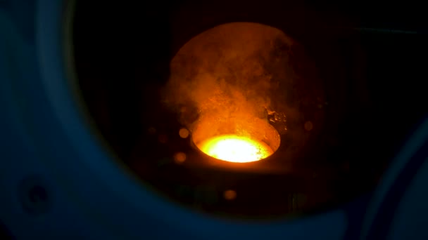 プラズマアーク炉で熱した溶融金属を粉砕する — ストック動画