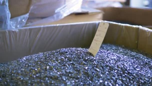 Una Caja Pequeñas Piezas Metal Con Etiqueta Papel Sobresaliendo — Vídeos de Stock