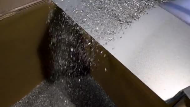 金属のファイリングは振動するランプから大きな段ボール箱に落ち — ストック動画